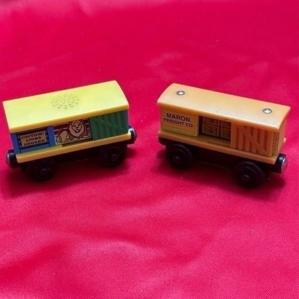 Thomas and Friends Railway LION CAR & BOX CAR Tracks